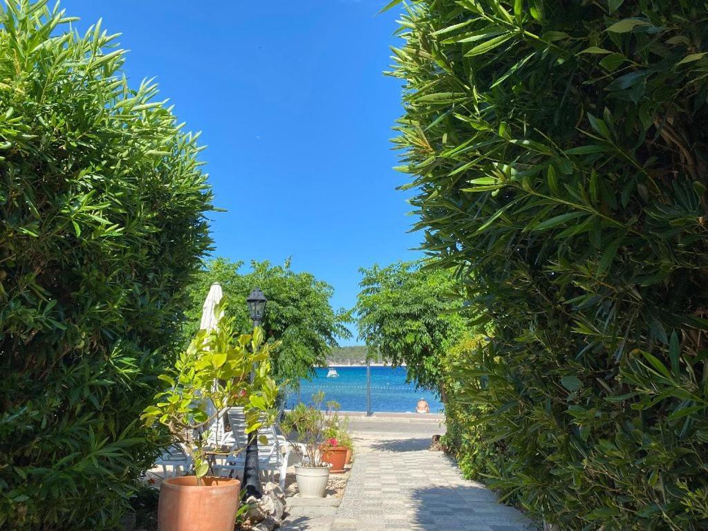 Apartments And Rooms Villa Luci Barbat na Rabu Exterior photo